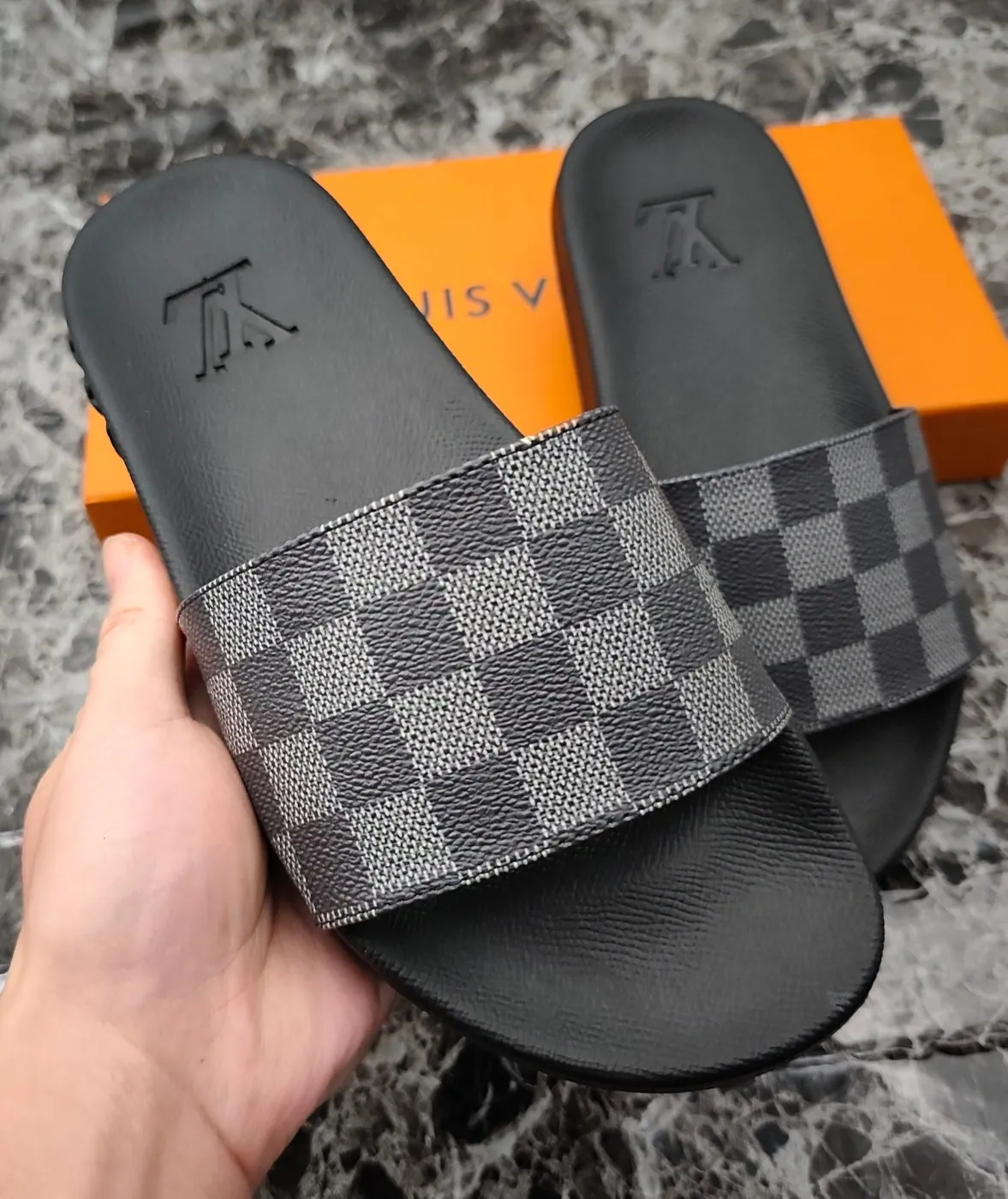 👟👟Ex-factory price 260👟👟 (available all year round), same style for men and women, size 35--48. Couple style🎗Louis Vuitton "LV" slippers, a much-anticipated one, so beautiful that it will melt your hearts❤! It is simply a masterpiece of extraordinary craftsmanship. It is a must-have for everyone. It is made by open mold. It feels Q-bounce and super soft on the feet. It is super delicate on the feet. It is an exclusive model. There are many layouts, so there is always one you like🎉🎉